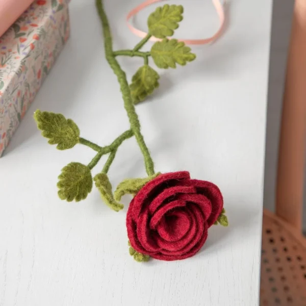 Fiore in feltro rosa rossa con foglie GRY & SIF